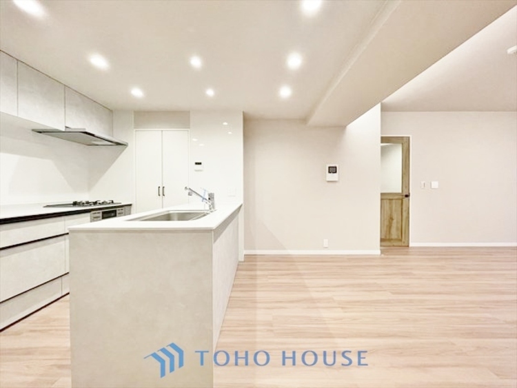 内装 ◆今宵の食卓◆ダウンライトに反射するグラスを眺めながらワインを注ぐ。トクトクと心地いい音をさせながら、フランスの古城を思わせる薫りがたちこめ、とても幸せな時を過ごせる。