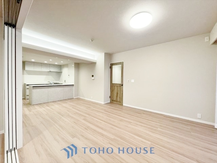 内装 ◆窓を開けると◆冷涼な風、そよぐリビング。だんらんの場所はここから始まり、ここで終わる。家族の笑顔が集う素敵な場所だから、こだわり抜いた思いが詰まっているのだと思う。