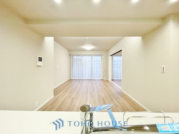 内装 ◆リビングルーム◆そこには目を輝かせ笑顔で見つめてくれる君がいて、「おかえり」の言葉がこだまする。何気ない日々の挨拶は僕にとっては幸せで、同時に君の瞳にも恋している。