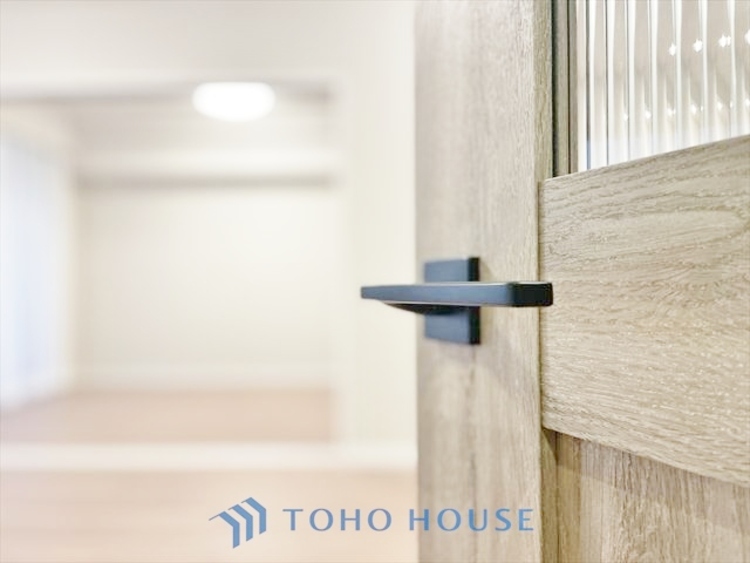 内装 ◆海の向こうへ沈む夕日◆オレンジ色の光は大人になった今の僕にはわかる。1日の終わりを伝えに来たわけではなく、また明日が来る方へ導いてくれた事を。