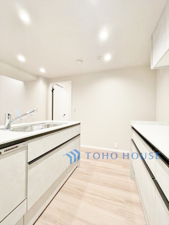 キッチン ◆ここに在る◆事も無げに美しく、伝えるには筆舌に尽くし難い。豪華絢爛や華美と言う事ではなく、住まう者にとって暮らし易く心地がいいと言う美しさがこの住まいには込められている。