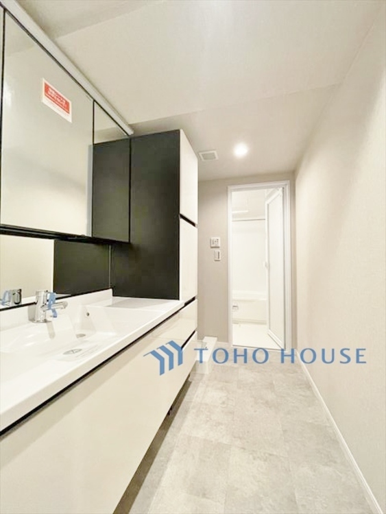 洗面 ◆サンサンと◆差し込む太陽の光がこのリビングに笑いをもたらす。ソファの上のクッションがポカポカした暖気にぬくぬくと微睡んでいる。