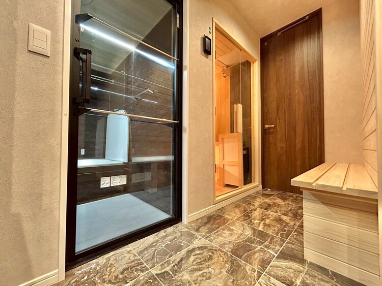 その他 十分な広さの脱衣所。