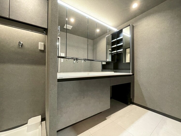 その他 清潔感を感じられる洗面化粧台。