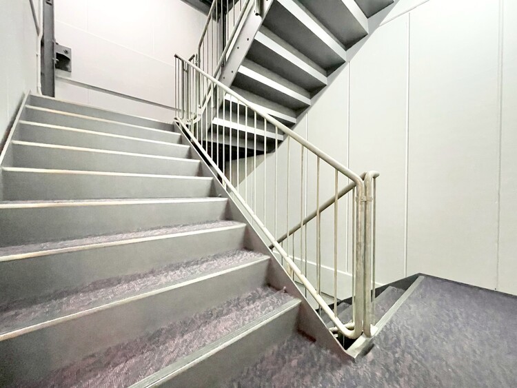 その他 共用部の階段です。明るく清潔に管理されています。