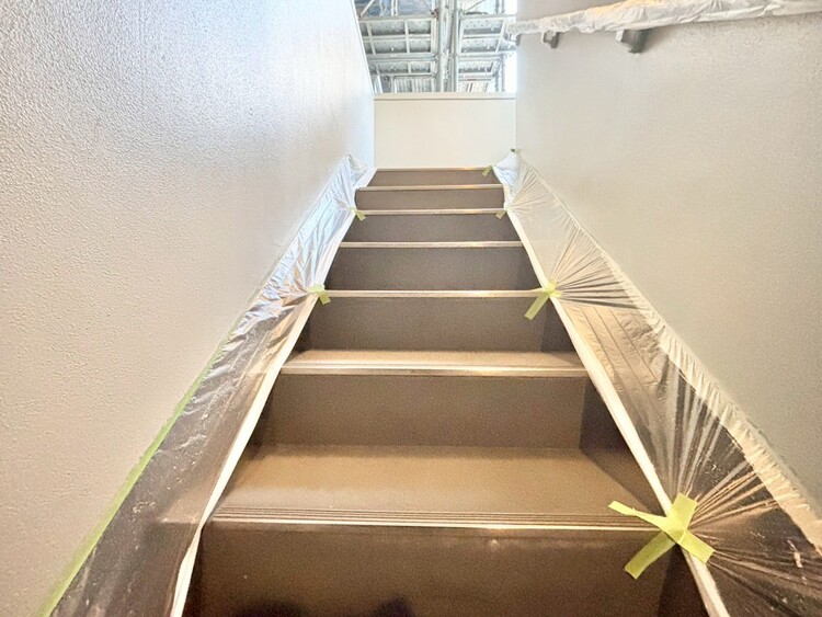 その他 共用部の階段です。明るく清潔に管理されています。