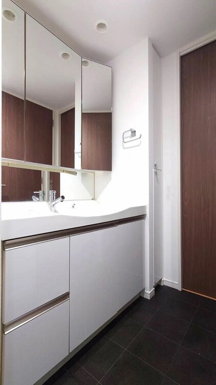 その他 清潔感を感じられる洗面化粧台。