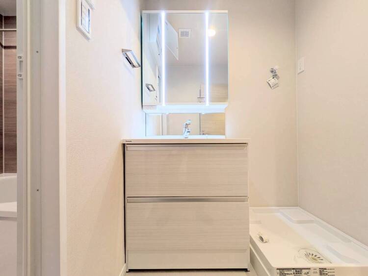 その他 清潔感を感じられる洗面化粧台。