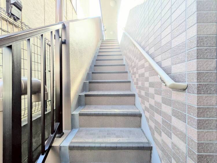 その他 共用部の階段です。明るく清潔に管理されています。