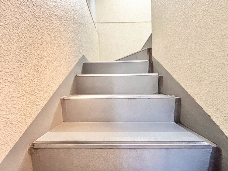 その他 共用部の階段です。明るく清潔に管理されています。