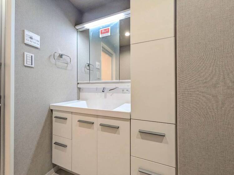 その他 清潔感を感じられる洗面化粧台。