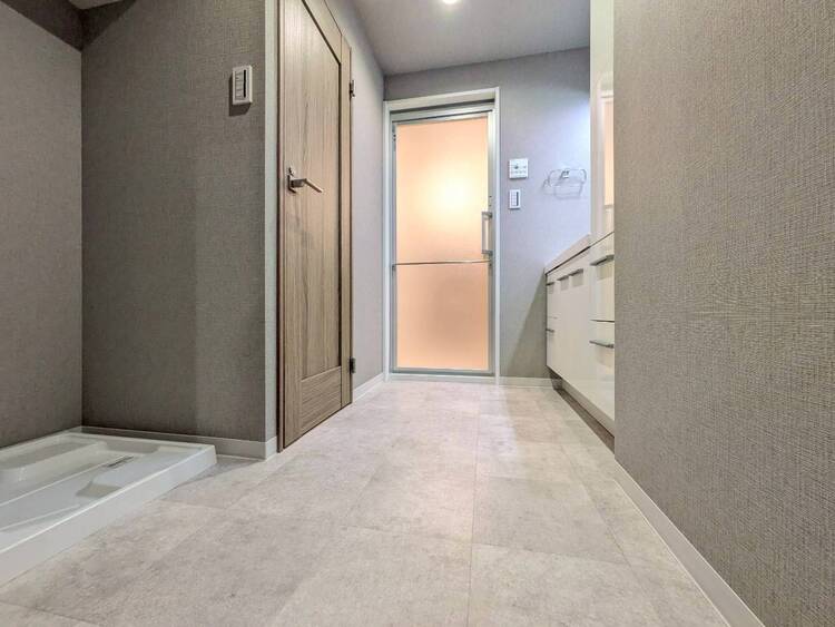 その他 十分な広さの脱衣所。