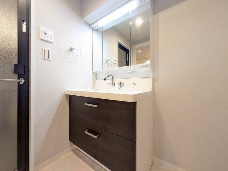 その他 清潔感を感じられる洗面化粧台。