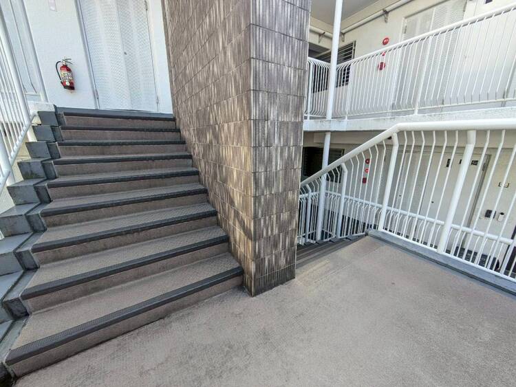 その他 共用部の階段です。明るく清潔に管理されています。