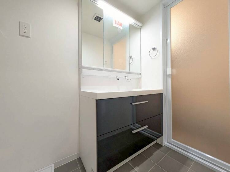 その他 清潔感を感じられる洗面化粧台。