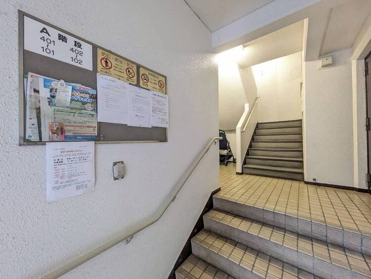 その他 共用部の階段です。明るく清潔に管理されています。