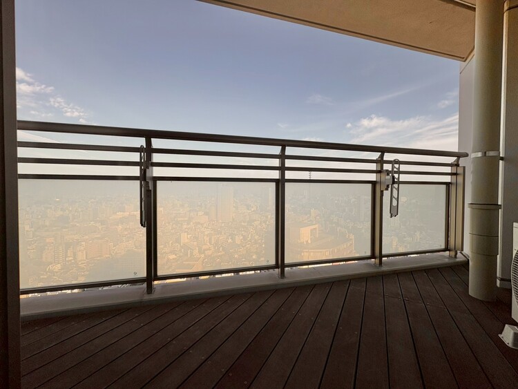 バルコニー 朝の澄んだ空気や、夕方に吹く清々しい風を感じられるバルコニー。