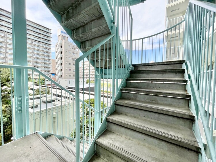 その他 共用部の階段です。明るく清潔に管理されています。