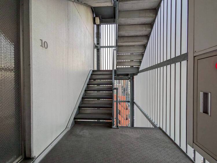 その他 共用部の階段です。明るく清潔に管理されています。