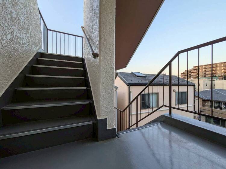 その他 共用部の階段です。明るく清潔に管理されています。