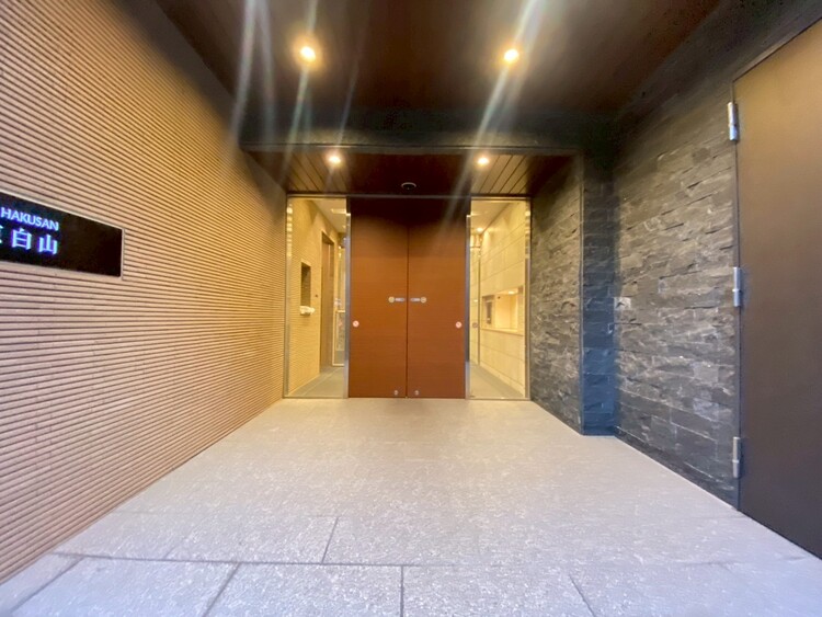 その他 上質感漂う玄関アプローチです。