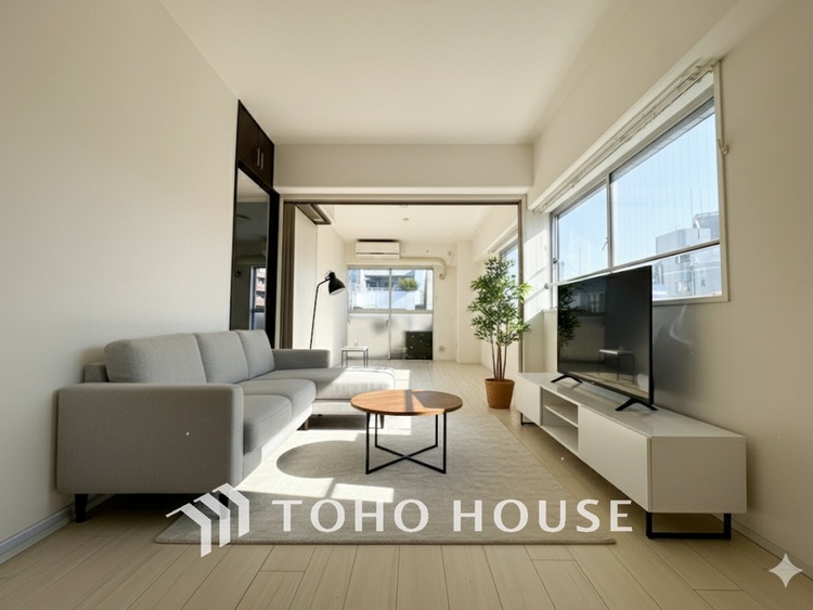 内装 【LIVING】◆煌びやか◆愛おしい家族との団欒の時間をより一層幸せなものに感じさせる煌びやかなLDK。輝かしい毎日が待っています。※この画像の家具の配置には、CGによる加工を施しております。