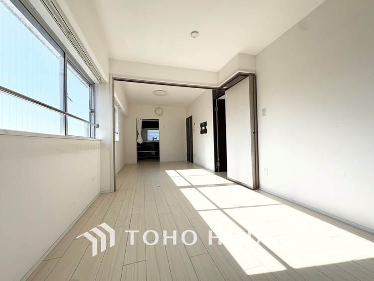 内装 【LIVING】◆陽光◆が差し込む。この開放的なLDKに家族の笑顔が集う。家族が一緒に過ごす空間は明るく、そして居心地よく。