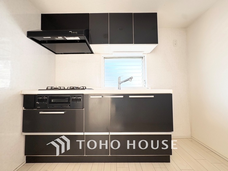 キッチン 【KITCHEN】◆ワクワク◆開放的で機能性も高いシステムキッチン。お子様は毎日のご飯にワクワク！