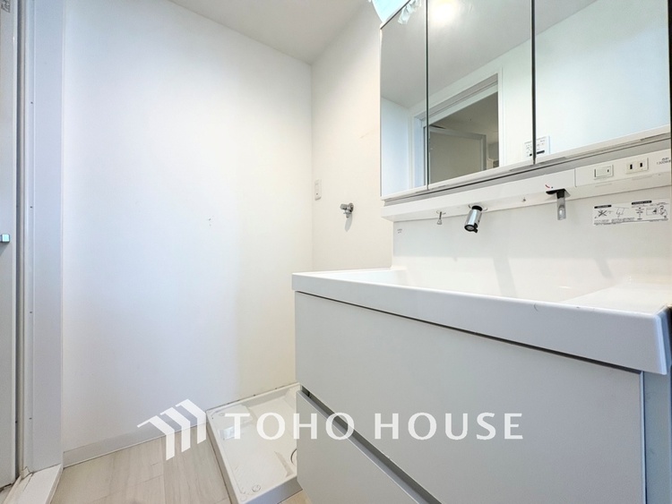 洗面 【WASHROOM】◆快適◆煌びやかな暮らしの中にも忘れたくない快適さ。大きな収納が助けてくれます。