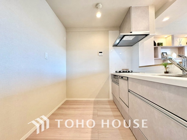 キッチン 【KITCHEN】◆ワクワク◆開放的で機能性も高いシステムキッチン。お子様は毎日のご飯にワクワク！