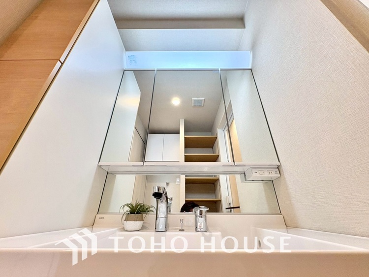 洗面 【WASHROOM】◆快適◆煌びやかな暮らしの中にも忘れたくない快適さ。大きな収納が助けてくれます。