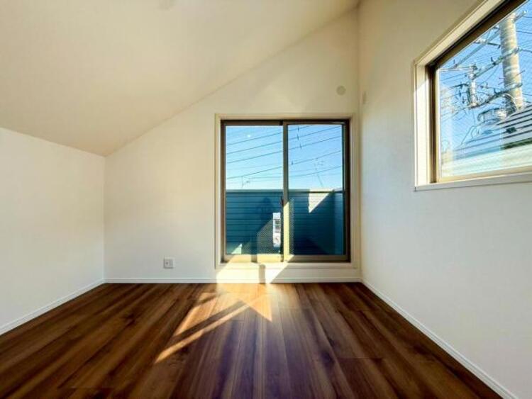 内装 穏やかな寛ぎあじわえるお部屋では有意義な時間がつくれます！大きな窓からと陽光が注がれる明るい空間！光もアクセントの一つとして。一人時間も充実したものにできるプライベートルームは日々を豊かにします！！