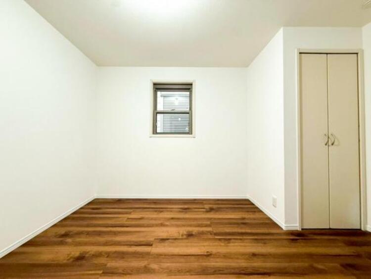 内装 居室はひとり時間を過ごせる安らげるお部屋として活用できます！収納スペースあり！荷物が多くても十分！ベッドや勉強机、テレビなどを置きたい場合におすすめ！！過ごす時間が長くてもゆったり過ごせそうですね！