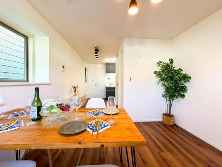 居間 家族の会話や笑顔が行き交うリビングで、子供を走り回らせたい。ダイニングテーブルでゆったり食事を堪能。光と風が溢れる開放的なリビングダイニングには、くつろぎの空間を生み自然と家族みんなが集まってきます