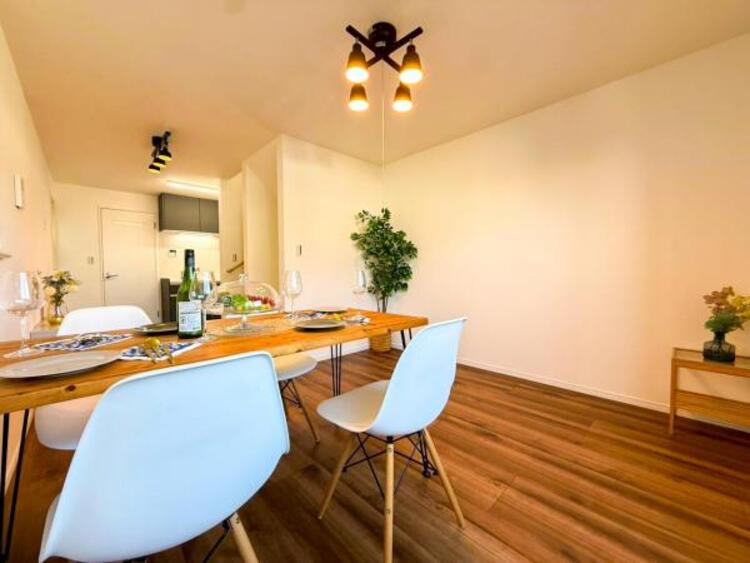 居間 お天気が晴れの日は照明をつけなくても充分明るいリビングです！どこか落ち着きのある広々とした内装です！皆で過ごす空間が、目に浮かんでくる様な優しいリビングダイニングです！くつろいだり楽しい時間を是非！