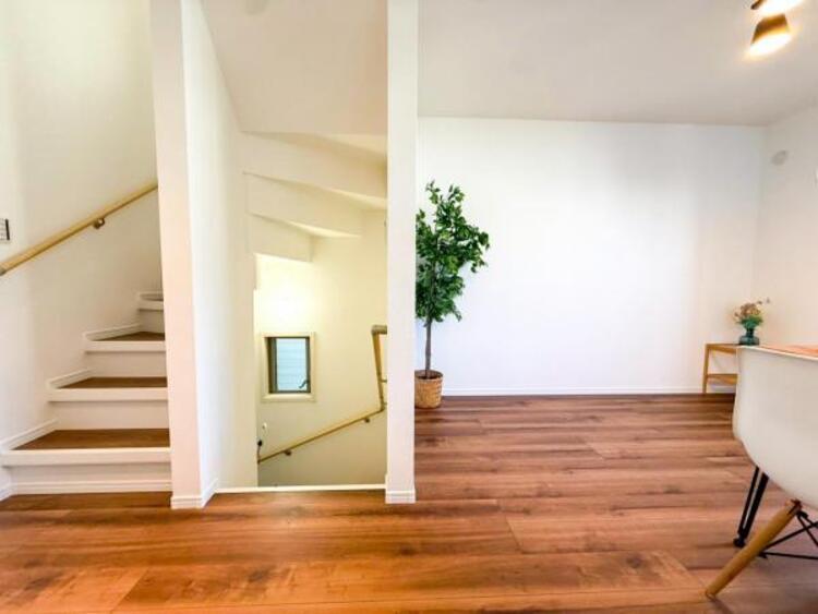 居間 リビングにあふれる採光と心地よい風のつどう調和された空間！！生活を彩る充実した日々が過ごせそうです。家族の滞在期間が長くなることを予測して、設計士が思いと工夫をこらした自慢のリビングダイニング！！！