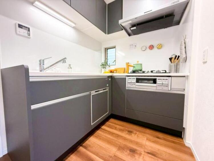 キッチン 【キッチン】広く取られたキッチンスペースはとても便利です。お料理をする人も開放感が心地いいです。