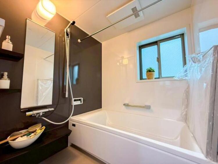風呂 【浴室】ゆったりと寛げる広々バスで足を伸ばしてリラックス。　最新のユニットバスは設備も充実です。