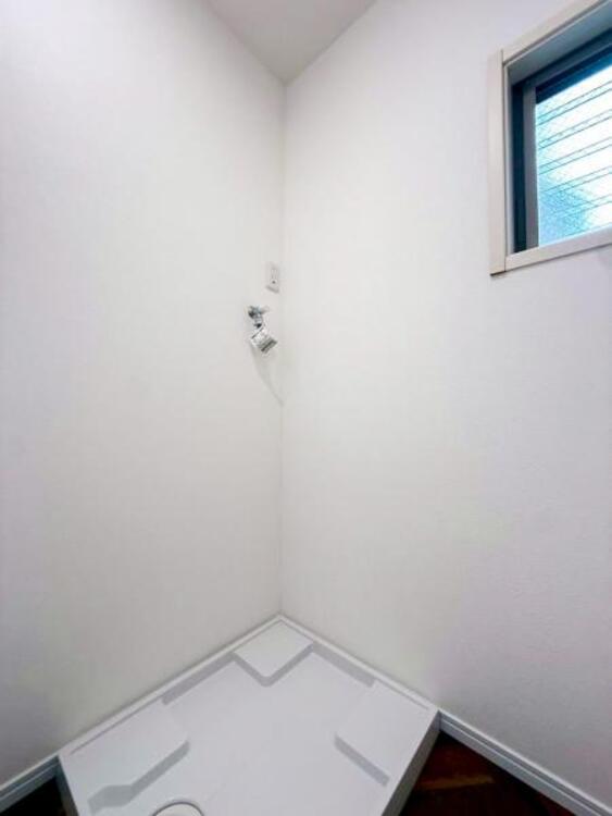 洗面 【洗面・脱衣所】ストレスフリーな広いランドリースペース。大きな洗濯機乾燥機もしっかりとおけます。