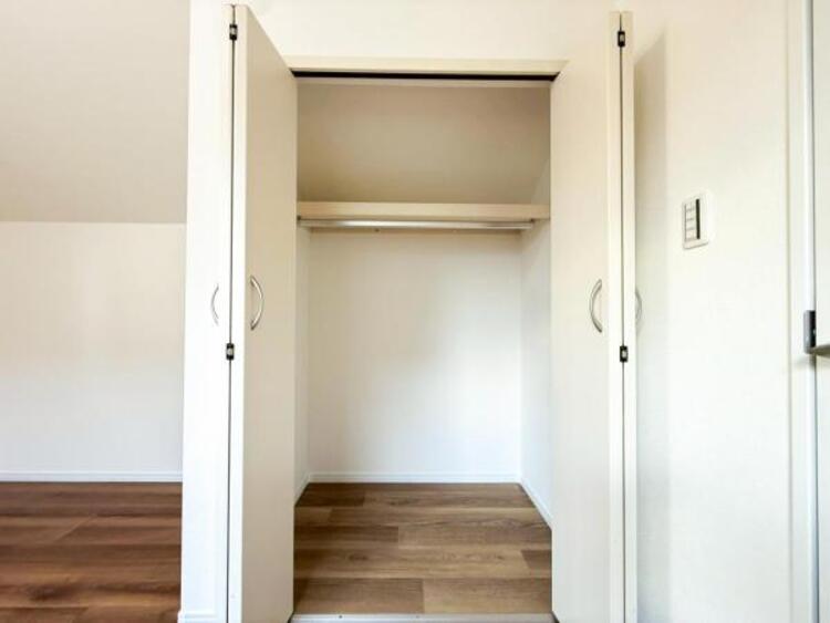 収納 【収納】適材適所に設けた収納は、奥行きもあり多くの物の収納が可能です。扉を閉めるとパッと隠すことができるので、いつでも室内が整理整頓でき気持ちのいい空間として使えます!