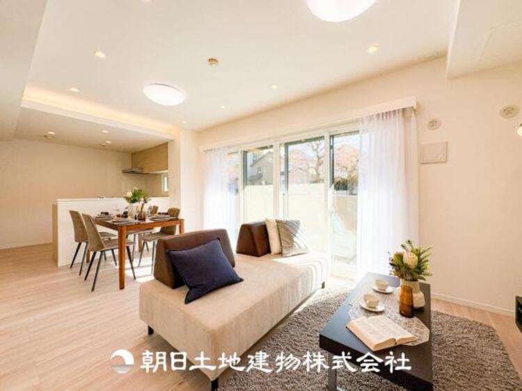 居間 リビングには潤沢な太陽が降り注ぎ、爽やかな住空間を演出しました。