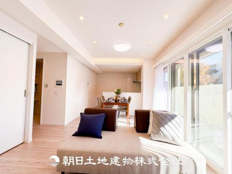 居間 家族や友人との時間など、１番多くの時間を過ごす空間だからこそ落ち着いた空間になります。