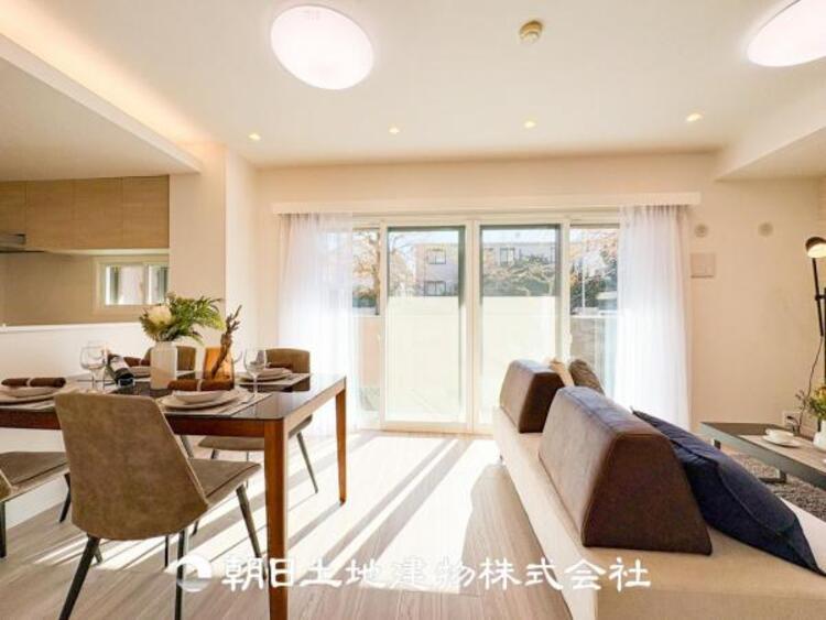 居間 何気なく過ぎる時でさえも上質なひと時となる快適な空間を目指しております。