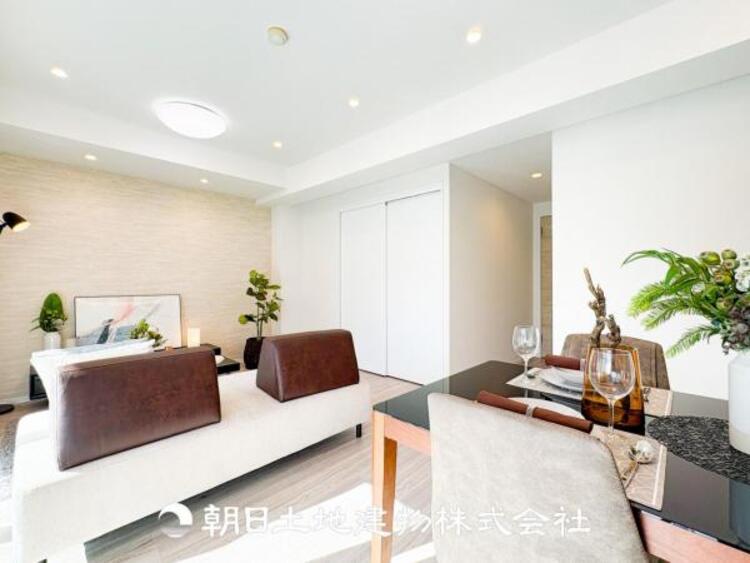 居間 大切なご家族、招いた友人と過ごすひと時を溢れる光が優しく包み込む空間。