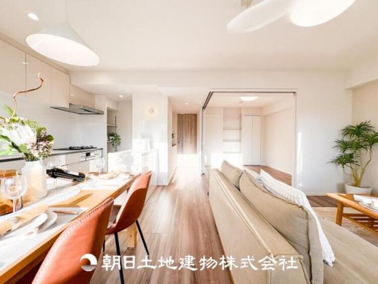 居間 家族や友人との時間など、１番多くの時間を過ごす空間だからこそ落ち着いた空間になります。