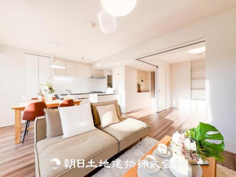 居間 何気なく過ぎる時でさえも上質なひと時となる快適な空間を目指しております。