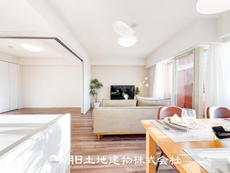 居間 リビングには潤沢な太陽が降り注ぎ、爽やかな住空間を演出しました。