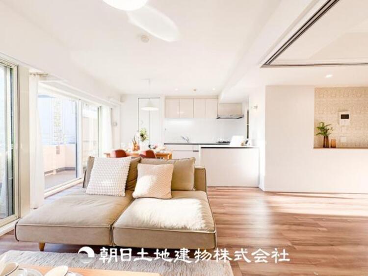 居間 お友達を呼んでお茶をしたり、一緒に料理を楽しみながら楽しい時間を過ごしましょう。