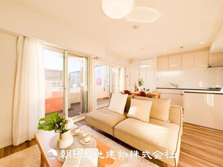 居間 大切なご家族、招いた友人と過ごすひと時を溢れる光が優しく包み込む空間。