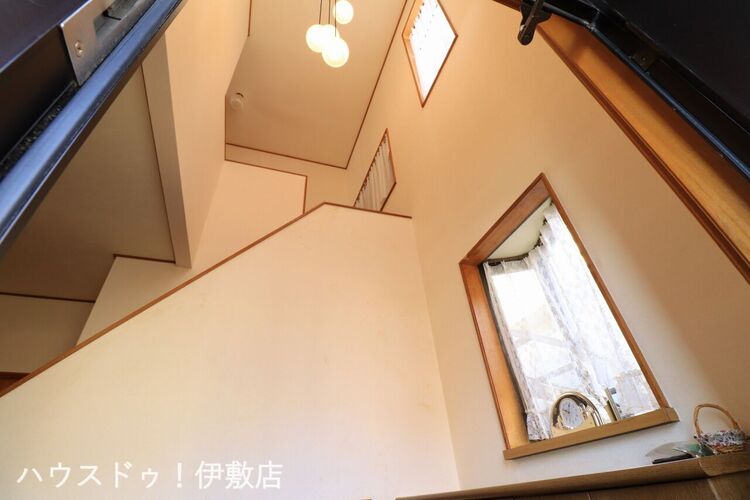 玄関 【玄関】家に帰ると開放的な玄関吹抜がお出迎えしてくれます！